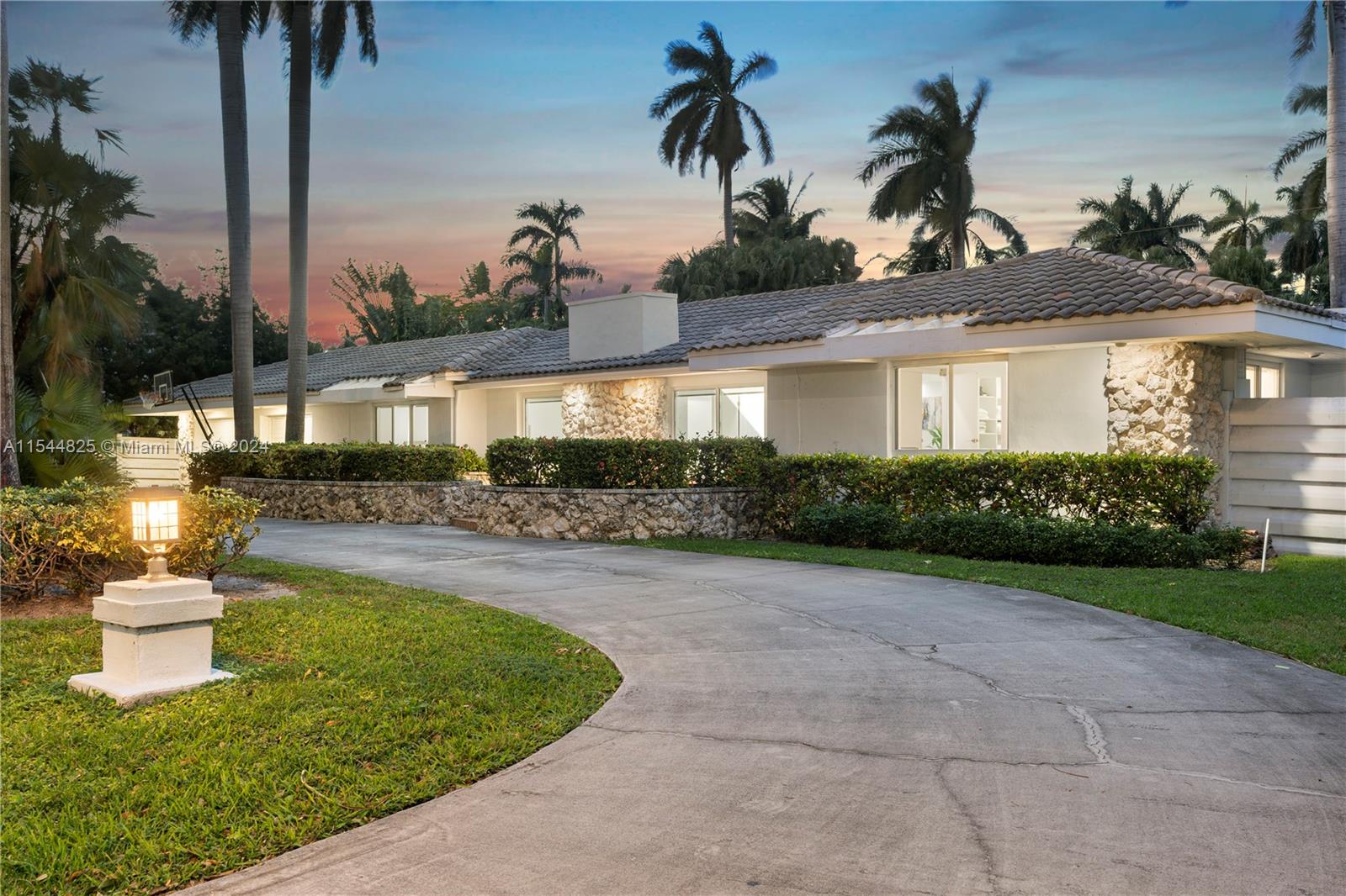 1247 Jackson St, Hollywood, Florida 33019, 4 Bedrooms Bedrooms, ,4 BathroomsBathrooms,Residential,For Sale,1247 Jackson St,A11544825