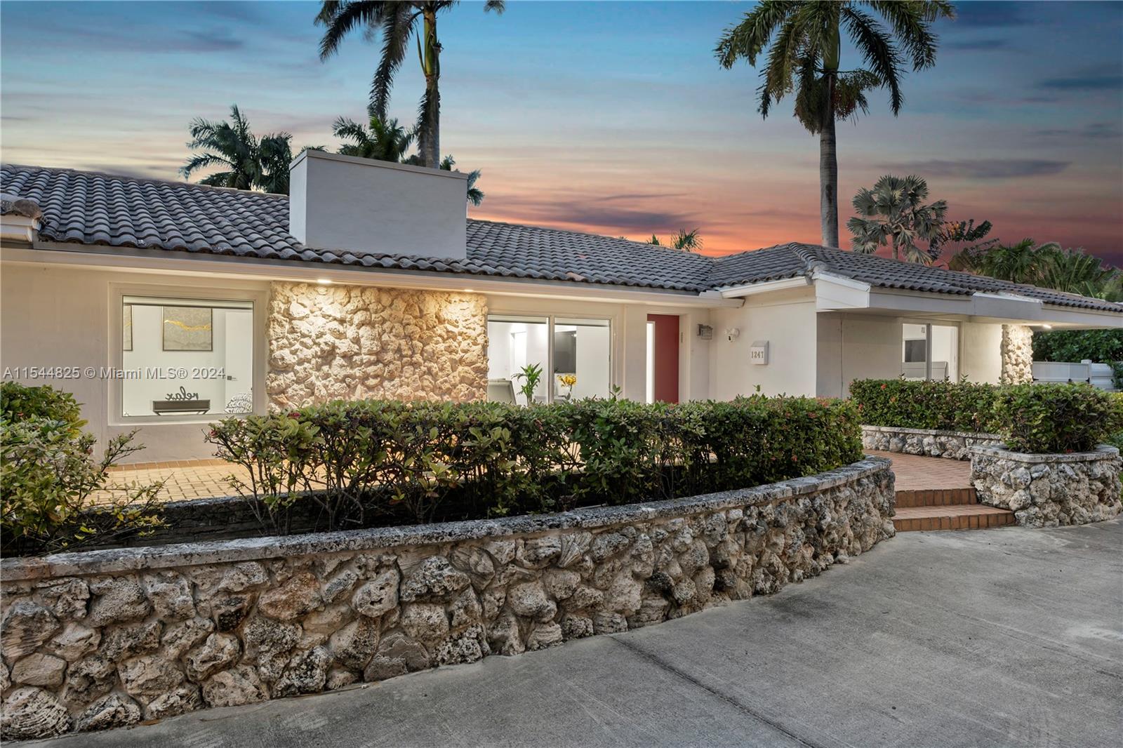 1247 Jackson St, Hollywood, Florida 33019, 4 Bedrooms Bedrooms, ,4 BathroomsBathrooms,Residential,For Sale,1247 Jackson St,A11544825