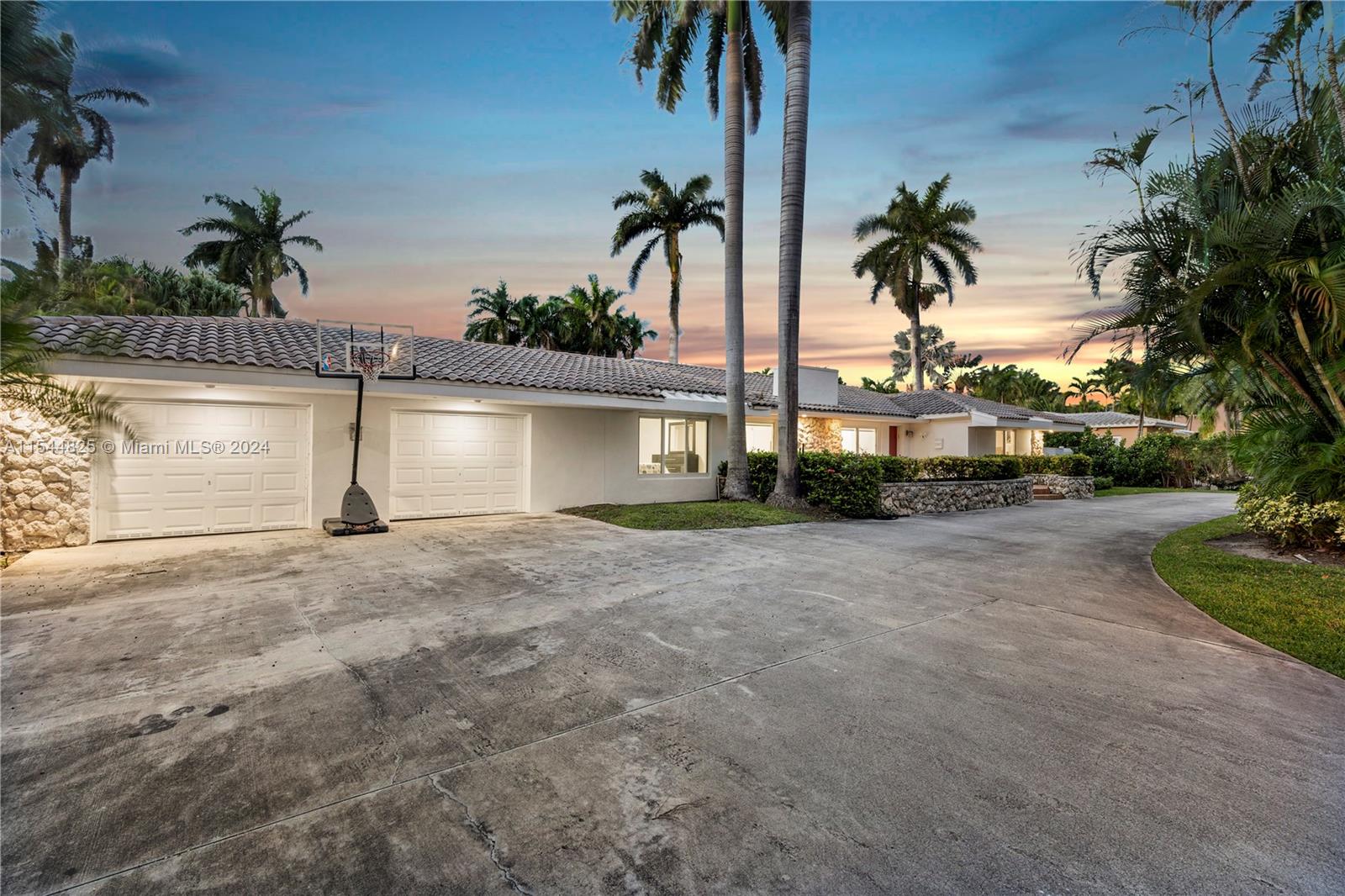 1247 Jackson St, Hollywood, Florida 33019, 4 Bedrooms Bedrooms, ,4 BathroomsBathrooms,Residential,For Sale,1247 Jackson St,A11544825