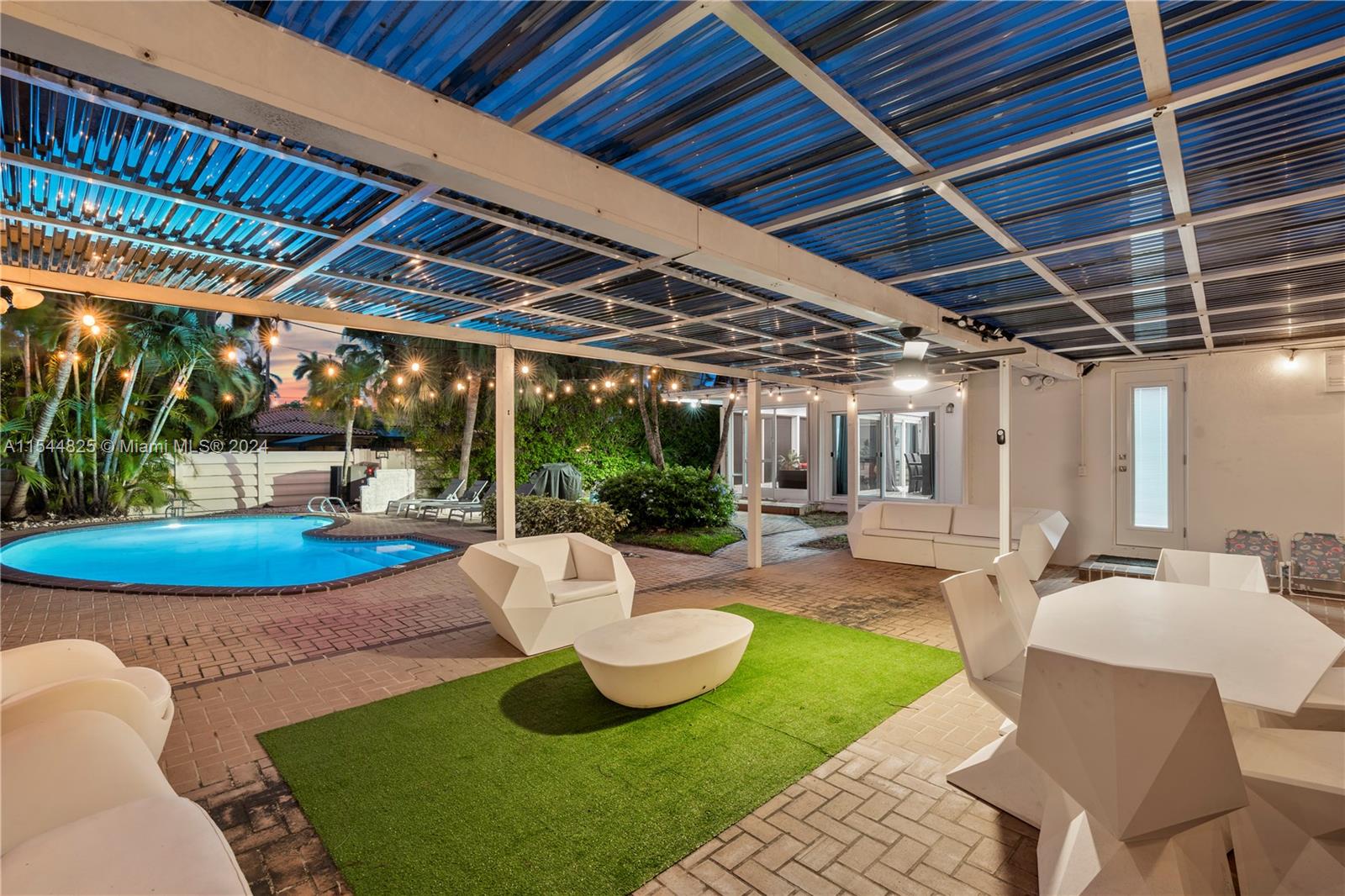 1247 Jackson St, Hollywood, Florida 33019, 4 Bedrooms Bedrooms, ,4 BathroomsBathrooms,Residential,For Sale,1247 Jackson St,A11544825