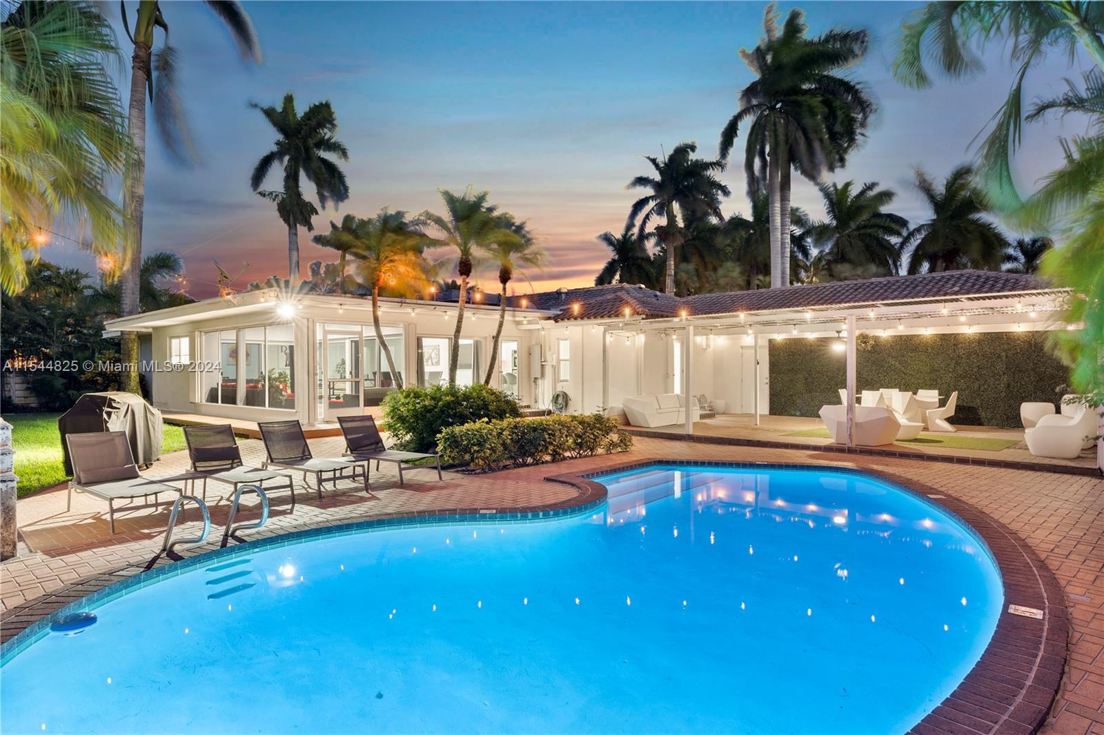 1247 Jackson St, Hollywood, Florida 33019, 4 Bedrooms Bedrooms, ,4 BathroomsBathrooms,Residential,For Sale,1247 Jackson St,A11544825