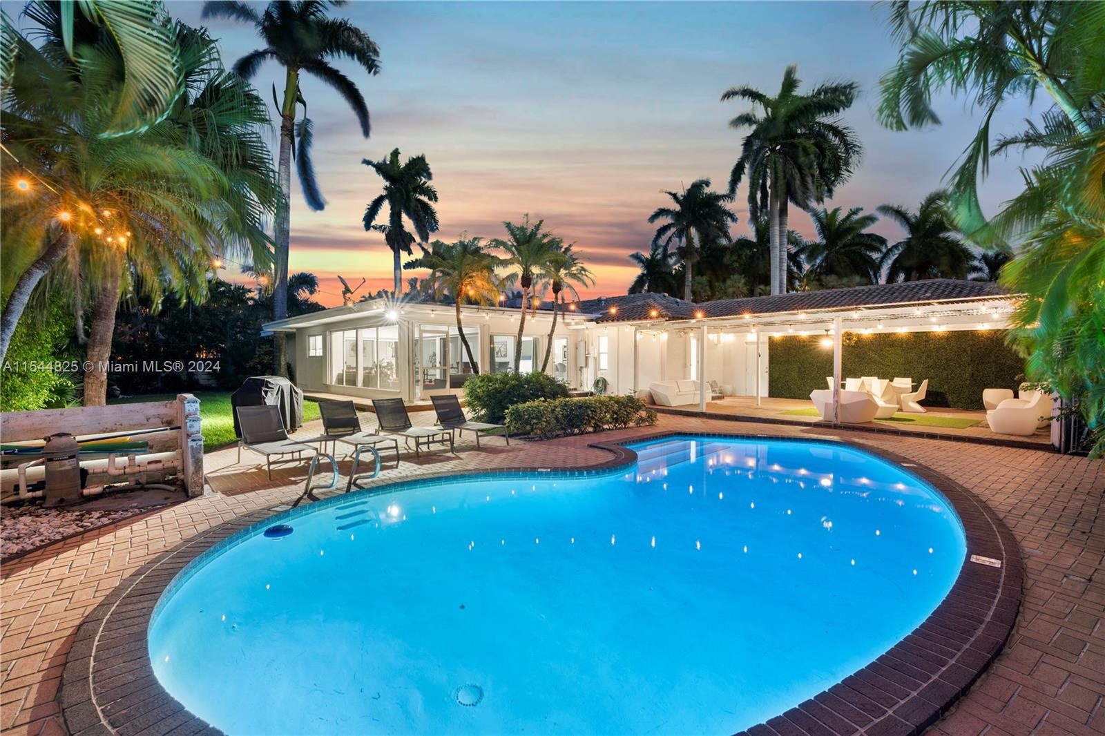 1247 Jackson St, Hollywood, Florida 33019, 4 Bedrooms Bedrooms, ,4 BathroomsBathrooms,Residential,For Sale,1247 Jackson St,A11544825