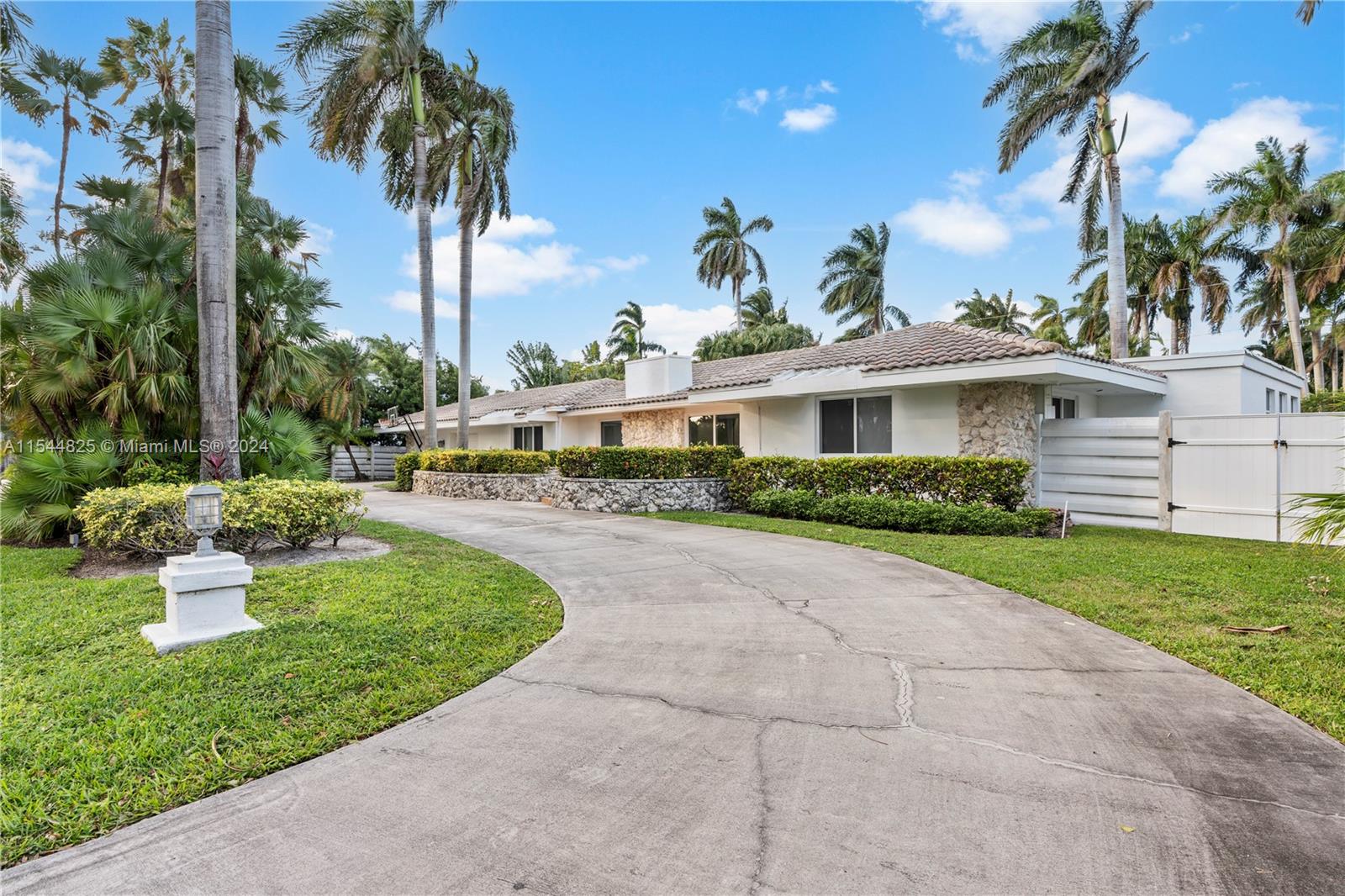 1247 Jackson St, Hollywood, Florida 33019, 4 Bedrooms Bedrooms, ,4 BathroomsBathrooms,Residential,For Sale,1247 Jackson St,A11544825
