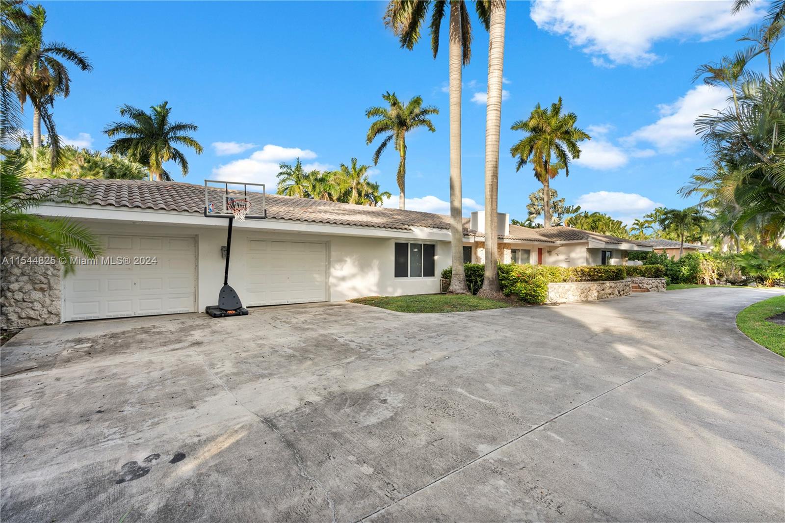 1247 Jackson St, Hollywood, Florida 33019, 4 Bedrooms Bedrooms, ,4 BathroomsBathrooms,Residential,For Sale,1247 Jackson St,A11544825