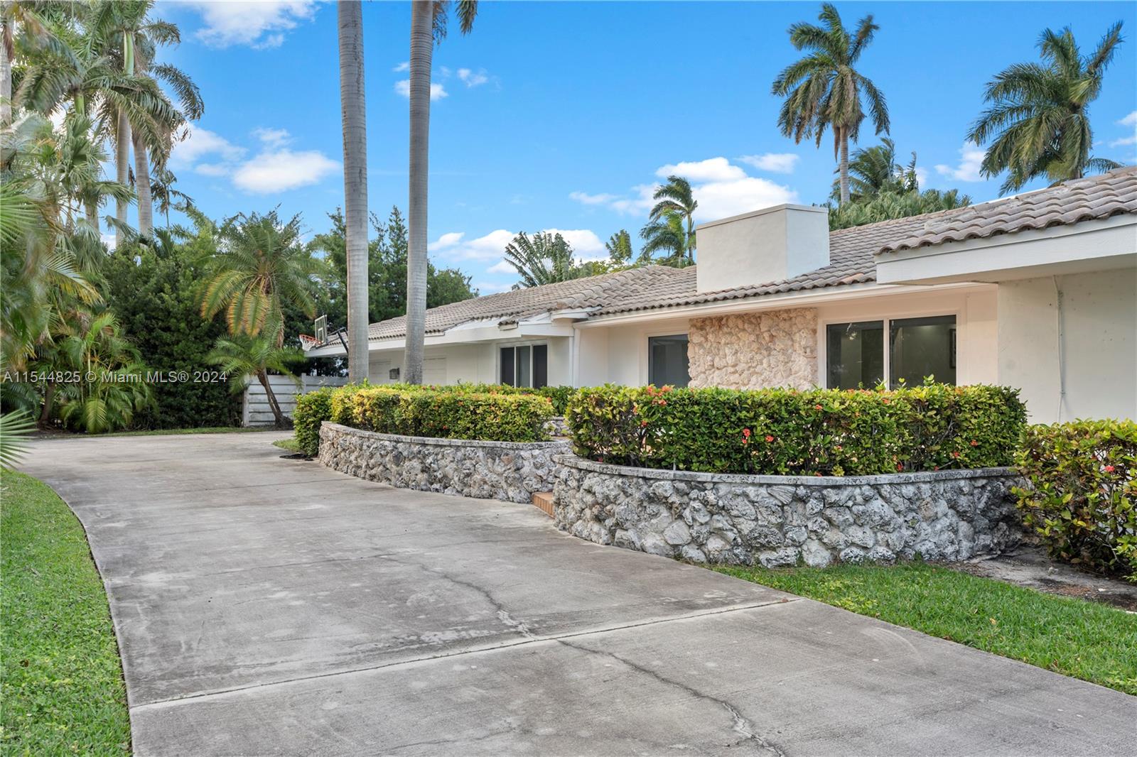 1247 Jackson St, Hollywood, Florida 33019, 4 Bedrooms Bedrooms, ,4 BathroomsBathrooms,Residential,For Sale,1247 Jackson St,A11544825