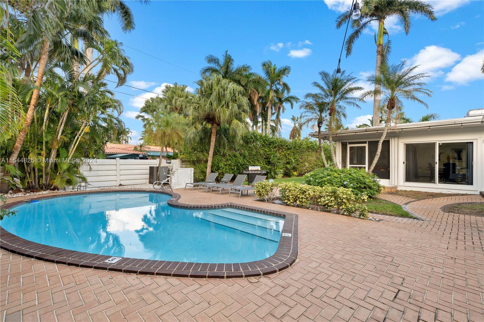 1247 Jackson St, Hollywood, Florida 33019, 4 Bedrooms Bedrooms, ,4 BathroomsBathrooms,Residential,For Sale,1247 Jackson St,A11544825