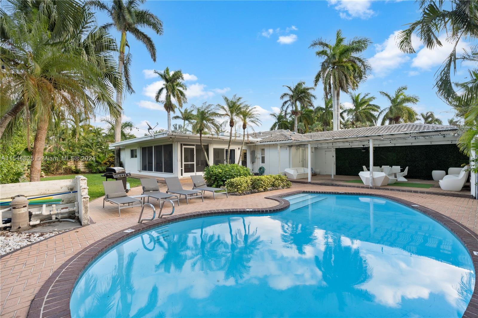 1247 Jackson St, Hollywood, Florida 33019, 4 Bedrooms Bedrooms, ,4 BathroomsBathrooms,Residential,For Sale,1247 Jackson St,A11544825