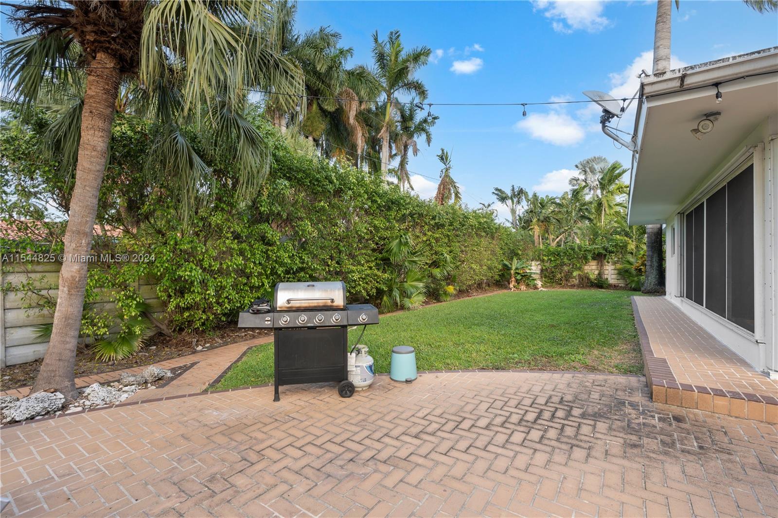 1247 Jackson St, Hollywood, Florida 33019, 4 Bedrooms Bedrooms, ,4 BathroomsBathrooms,Residential,For Sale,1247 Jackson St,A11544825