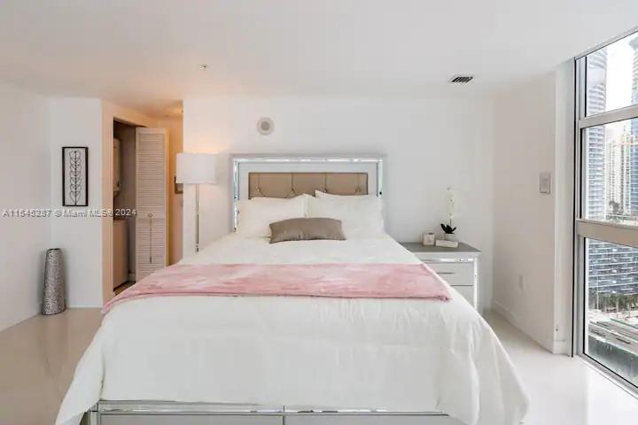41 SE 5th St 1402, Miami, Florida 33131, 2 Bedrooms Bedrooms, ,2 BathroomsBathrooms,Residentiallease,For Rent,41 SE 5th St 1402,A11545287