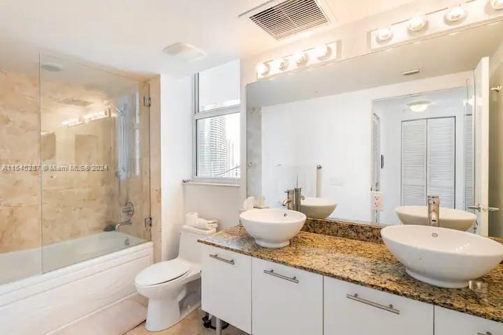 41 SE 5th St 1402, Miami, Florida 33131, 2 Bedrooms Bedrooms, ,2 BathroomsBathrooms,Residentiallease,For Rent,41 SE 5th St 1402,A11545287