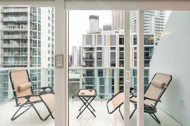 41 SE 5th St 1402, Miami, Florida 33131, 2 Bedrooms Bedrooms, ,2 BathroomsBathrooms,Residentiallease,For Rent,41 SE 5th St 1402,A11545287