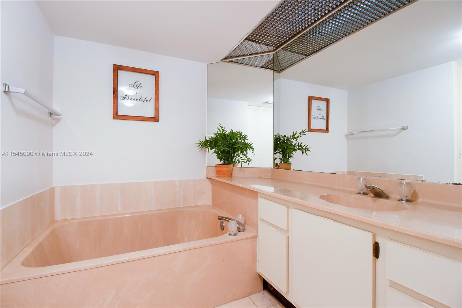 1717 N Bayshore Dr A-1553, Miami, Florida 33132, 1 Bedroom Bedrooms, ,1 BathroomBathrooms,Residentiallease,For Rent,1717 N Bayshore Dr A-1553,A11545090