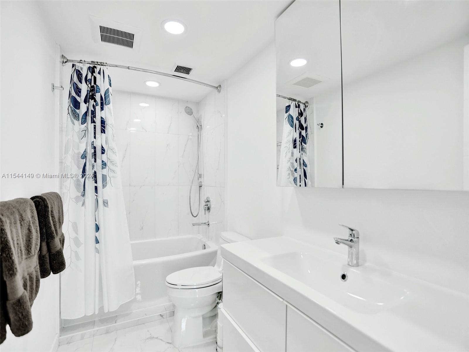 1980 S Ocean Dr 15Q (Available June 1), Hallandale Beach, Florida 33009, 3 Bedrooms Bedrooms, ,2 BathroomsBathrooms,Residentiallease,For Rent,1980 S Ocean Dr 15Q (Available June 1),A11544149