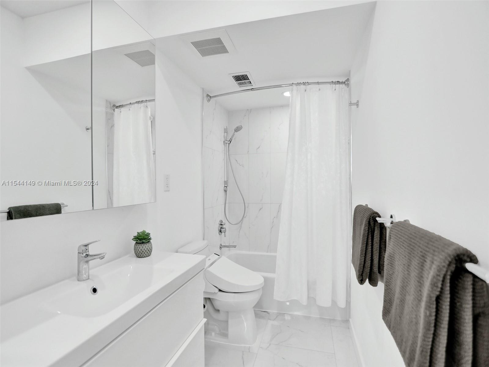 1980 S Ocean Dr 15Q (Available June 1), Hallandale Beach, Florida 33009, 3 Bedrooms Bedrooms, ,2 BathroomsBathrooms,Residentiallease,For Rent,1980 S Ocean Dr 15Q (Available June 1),A11544149