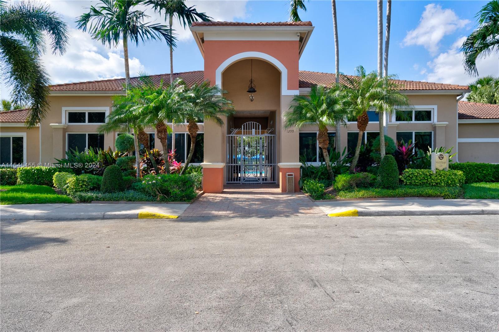 Gym, tennis courts, basketball, pool and kids area and green lawn to play and relax