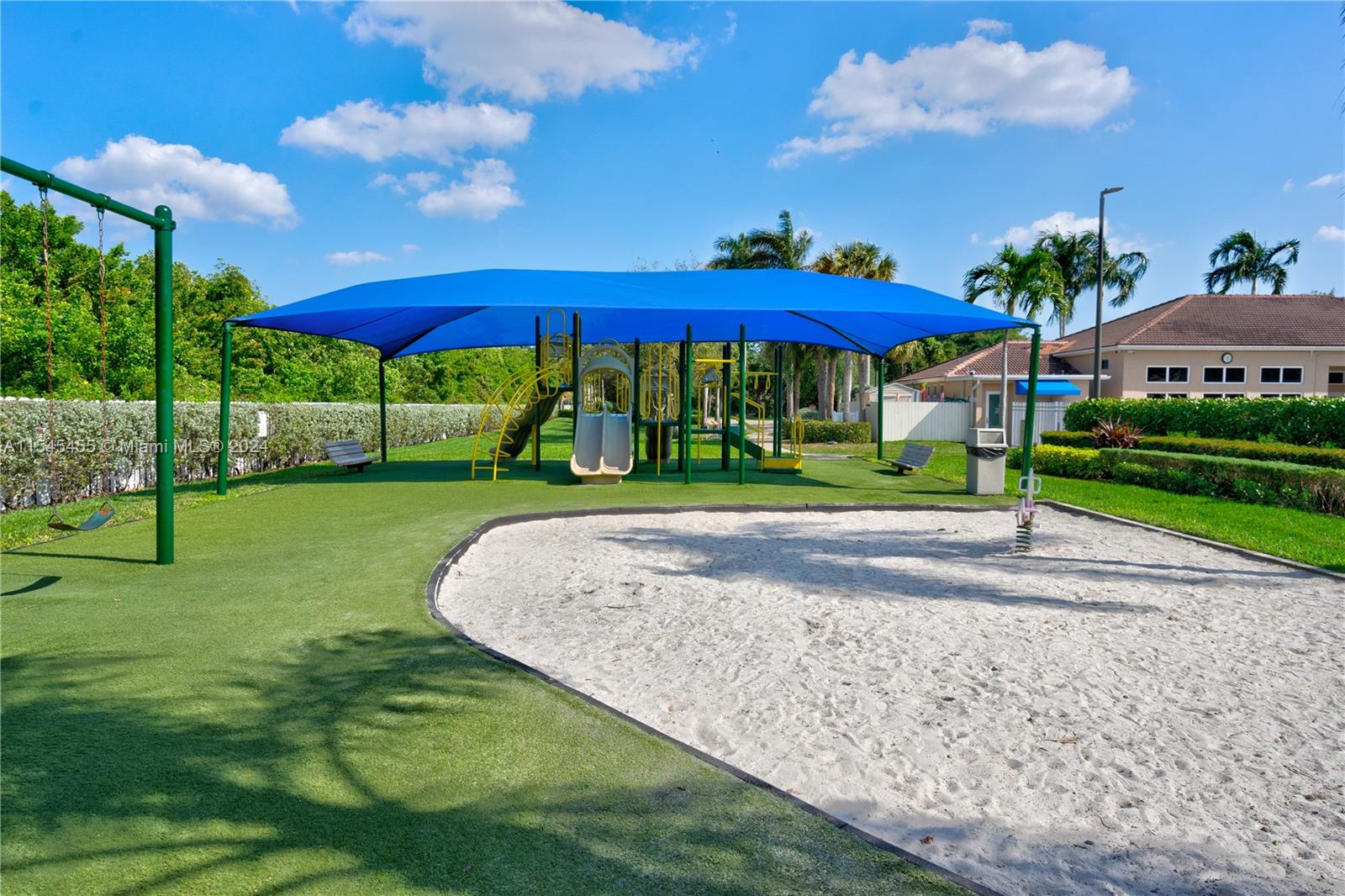 Sand box to keep the little ones entertained