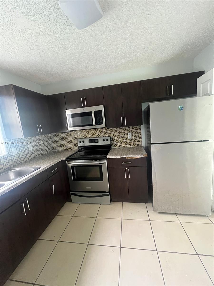 738 SW 9th St, Florida City, Florida 33034, 3 Bedrooms Bedrooms, ,2 BathroomsBathrooms,Residentiallease,For Rent,738 SW 9th St,A11545673