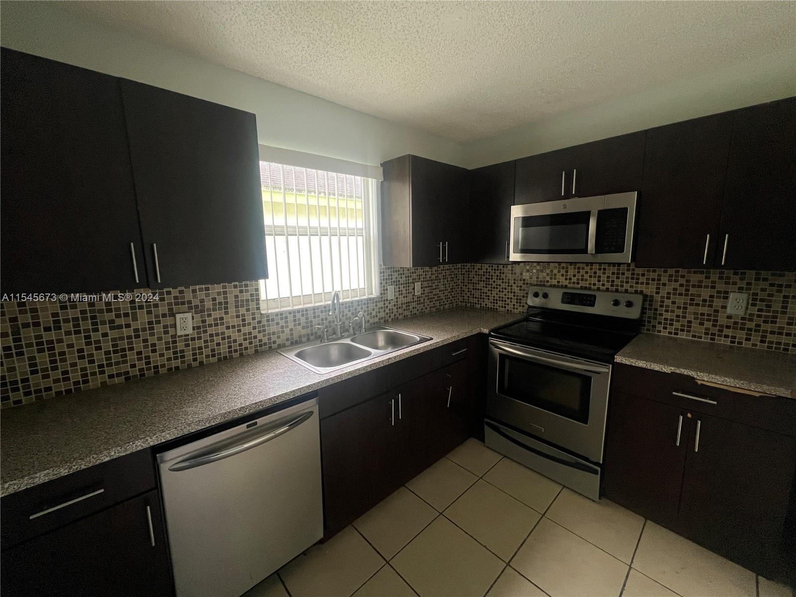 738 SW 9th St, Florida City, Florida 33034, 3 Bedrooms Bedrooms, ,2 BathroomsBathrooms,Residentiallease,For Rent,738 SW 9th St,A11545673