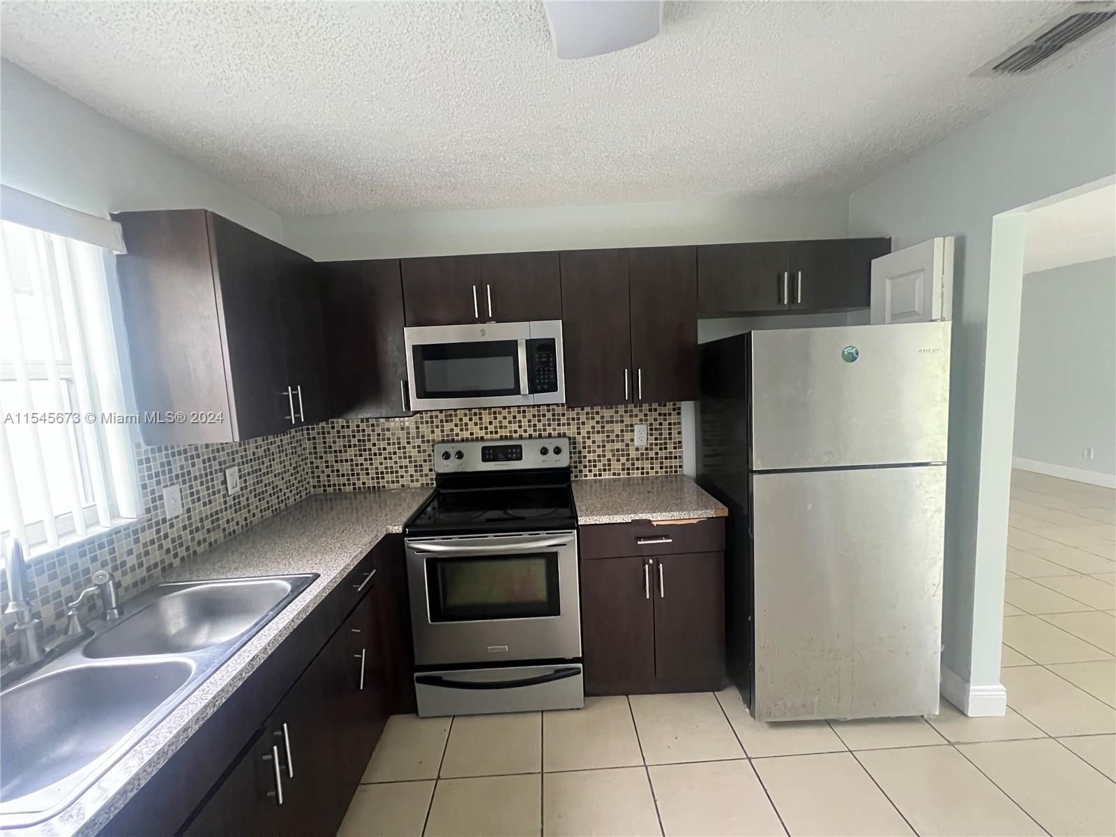 738 SW 9th St, Florida City, Florida 33034, 3 Bedrooms Bedrooms, ,2 BathroomsBathrooms,Residentiallease,For Rent,738 SW 9th St,A11545673