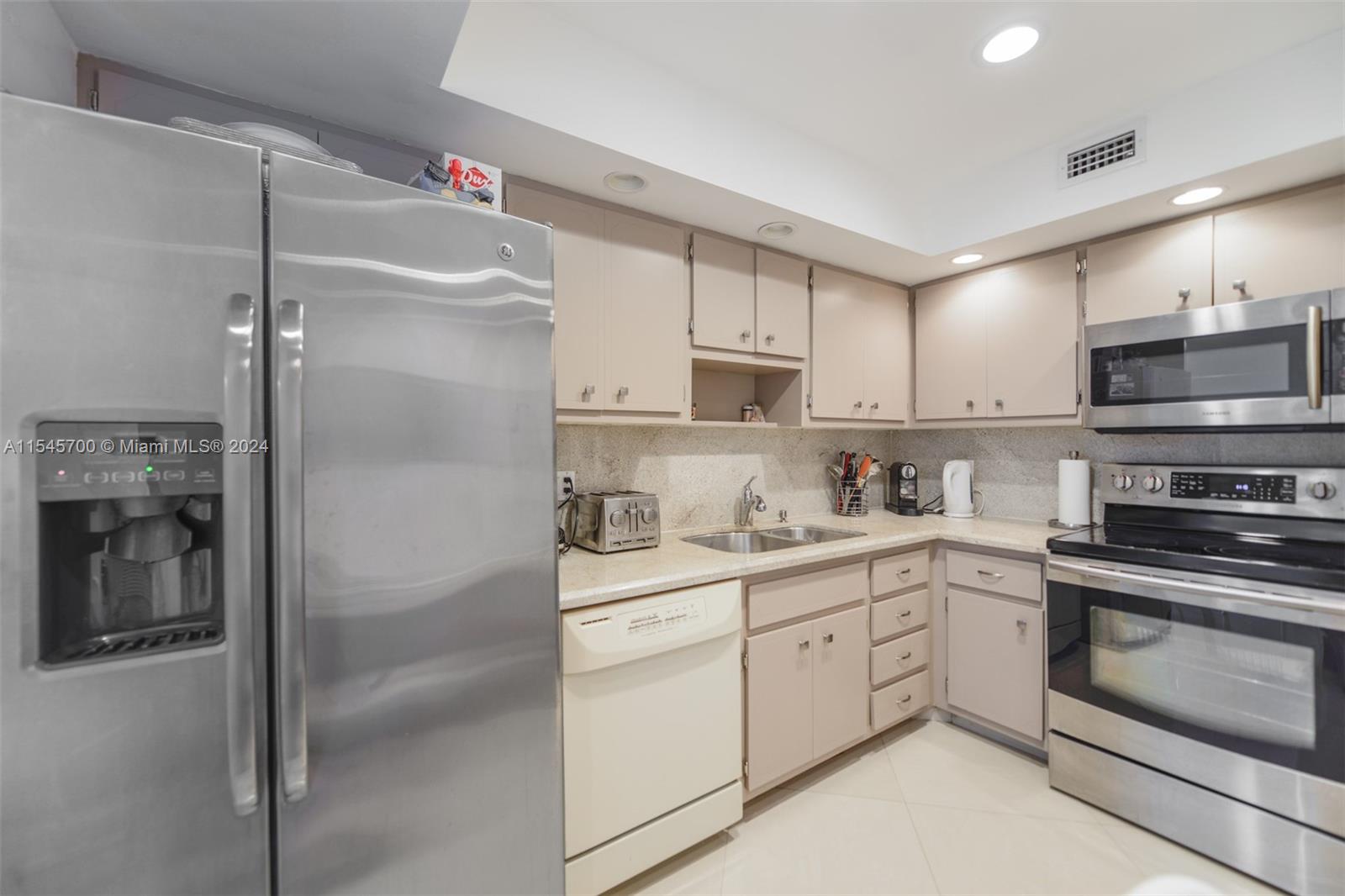 1985 S Ocean Dr 11K, Hallandale Beach, Florida 33009, 1 Bedroom Bedrooms, ,1 BathroomBathrooms,Residential,For Sale,1985 S Ocean Dr 11K,A11545700