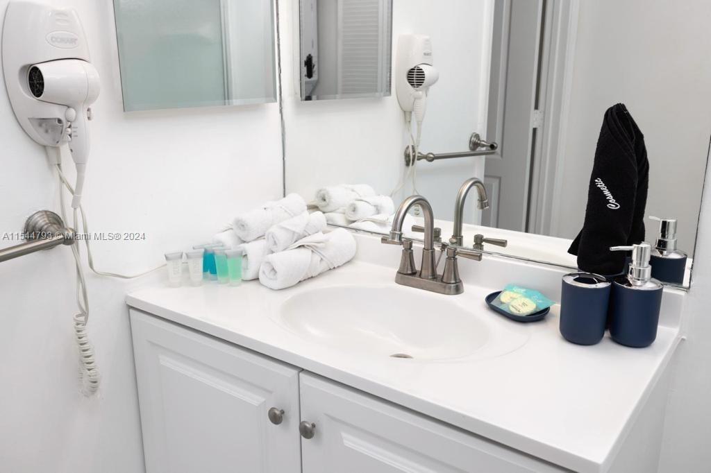 1200 Brickell Bay Dr 3404, Miami, Florida 33131, 1 Bedroom Bedrooms, ,1 BathroomBathrooms,Residentiallease,For Rent,1200 Brickell Bay Dr 3404,A11544793