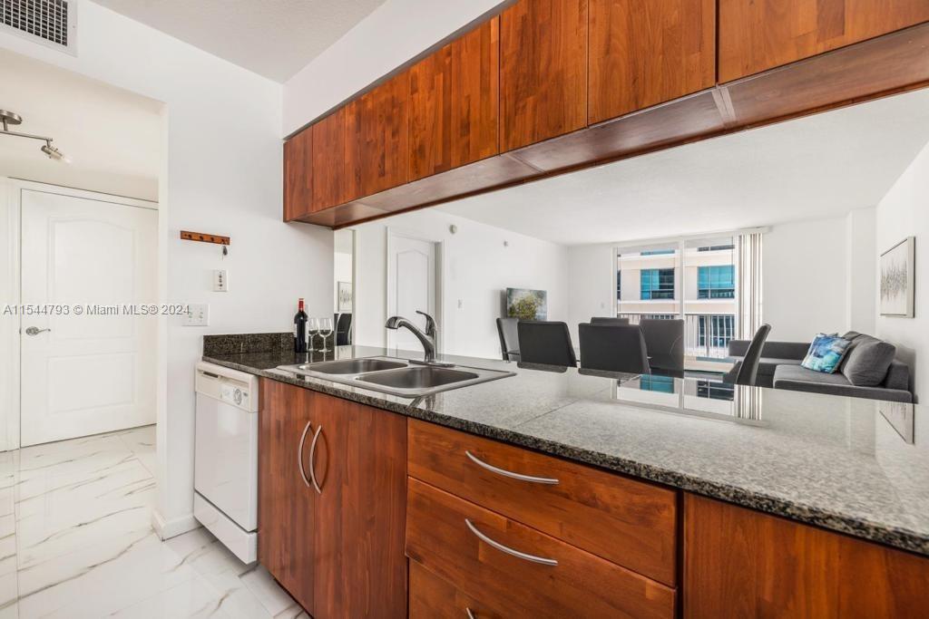 1200 Brickell Bay Dr 3404, Miami, Florida 33131, 1 Bedroom Bedrooms, ,1 BathroomBathrooms,Residentiallease,For Rent,1200 Brickell Bay Dr 3404,A11544793