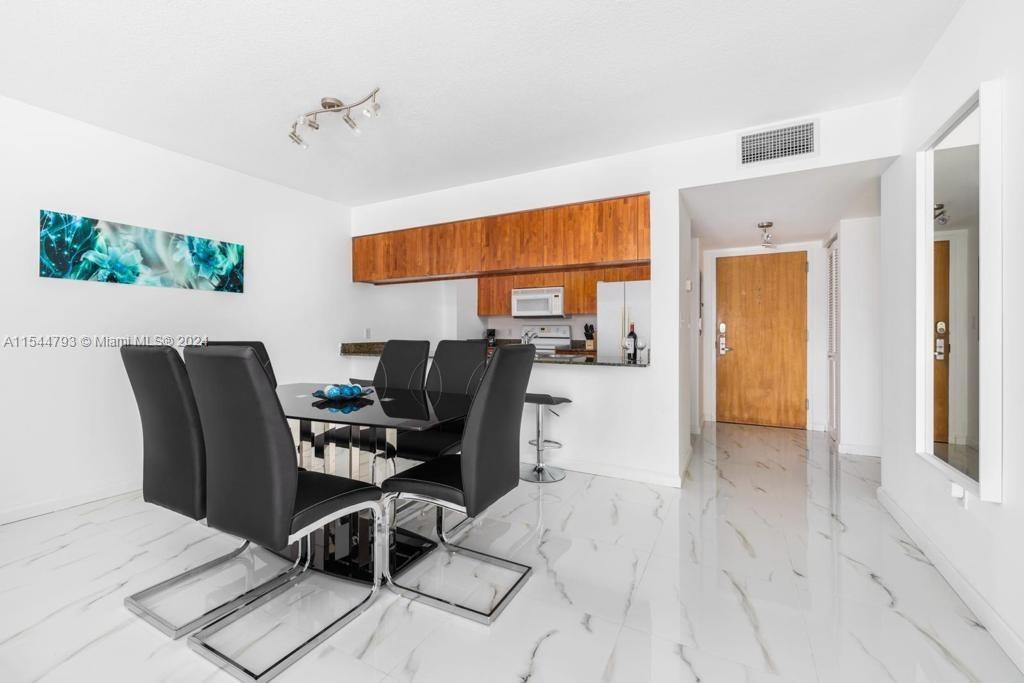 1200 Brickell Bay Dr 3404, Miami, Florida 33131, 1 Bedroom Bedrooms, ,1 BathroomBathrooms,Residentiallease,For Rent,1200 Brickell Bay Dr 3404,A11544793