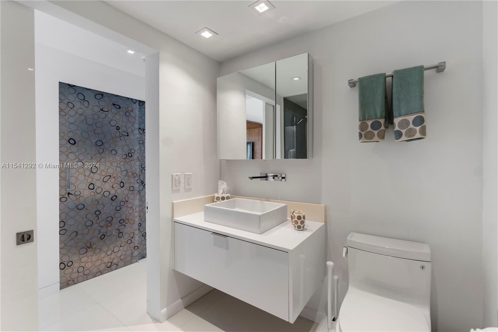 4779 COLLINS AV 3701, Miami Beach, Florida 33140, 3 Bedrooms Bedrooms, ,3 BathroomsBathrooms,Residentiallease,For Rent,4779 COLLINS AV 3701,A11541292