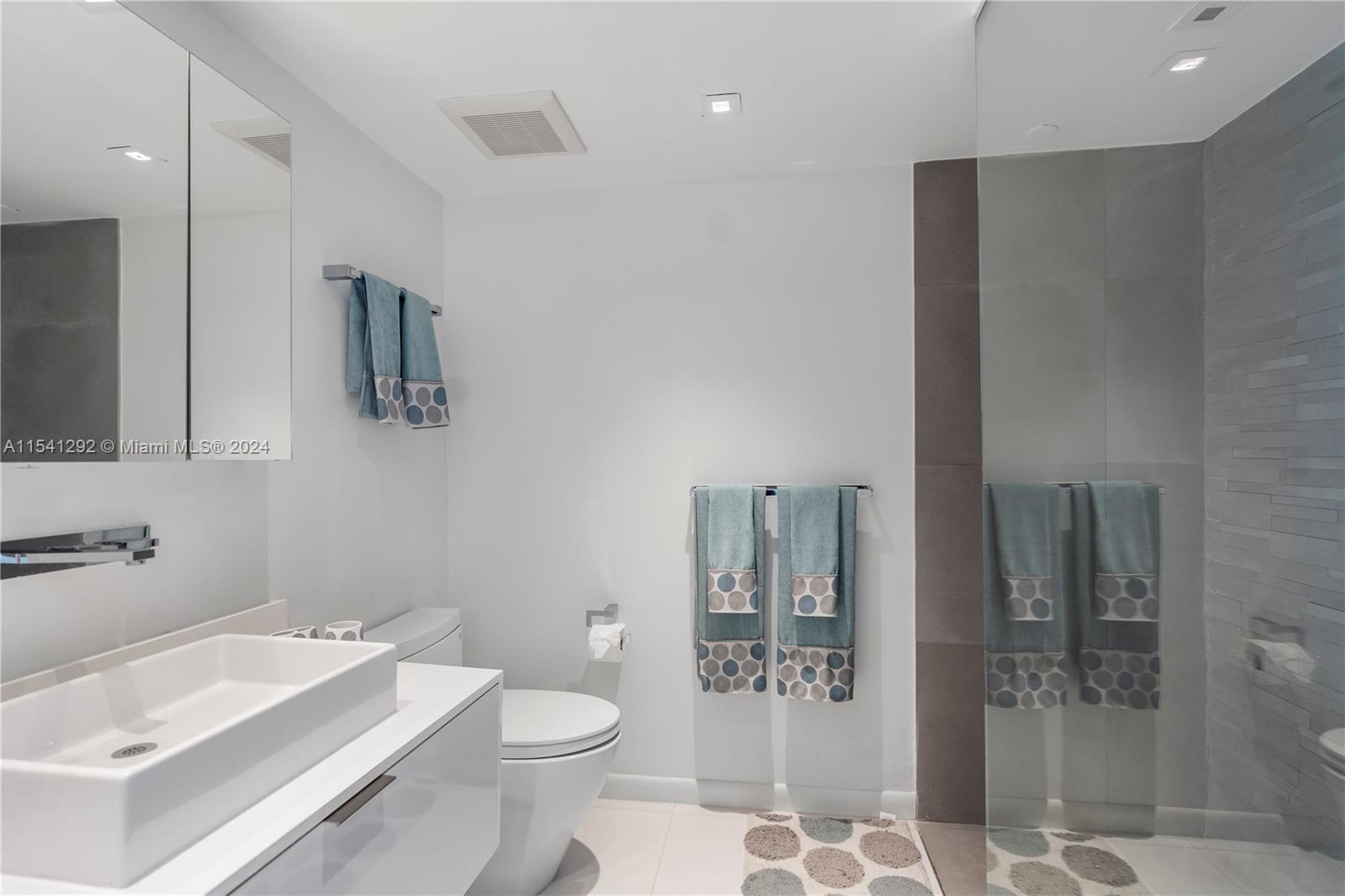 4779 COLLINS AV 3701, Miami Beach, Florida 33140, 3 Bedrooms Bedrooms, ,3 BathroomsBathrooms,Residentiallease,For Rent,4779 COLLINS AV 3701,A11541292