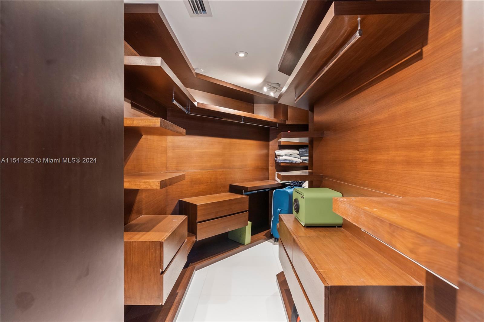 4779 COLLINS AV 3701, Miami Beach, Florida 33140, 3 Bedrooms Bedrooms, ,3 BathroomsBathrooms,Residentiallease,For Rent,4779 COLLINS AV 3701,A11541292