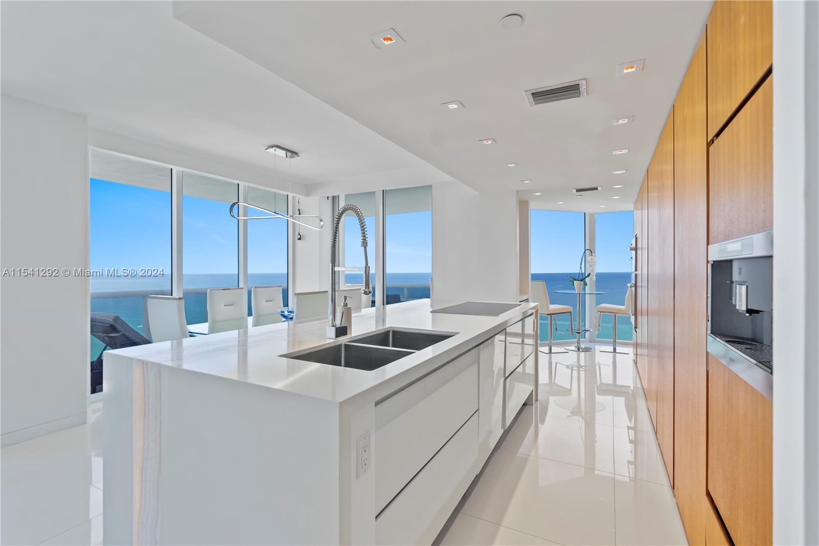 4779 COLLINS AV 3701, Miami Beach, Florida 33140, 3 Bedrooms Bedrooms, ,3 BathroomsBathrooms,Residentiallease,For Rent,4779 COLLINS AV 3701,A11541292