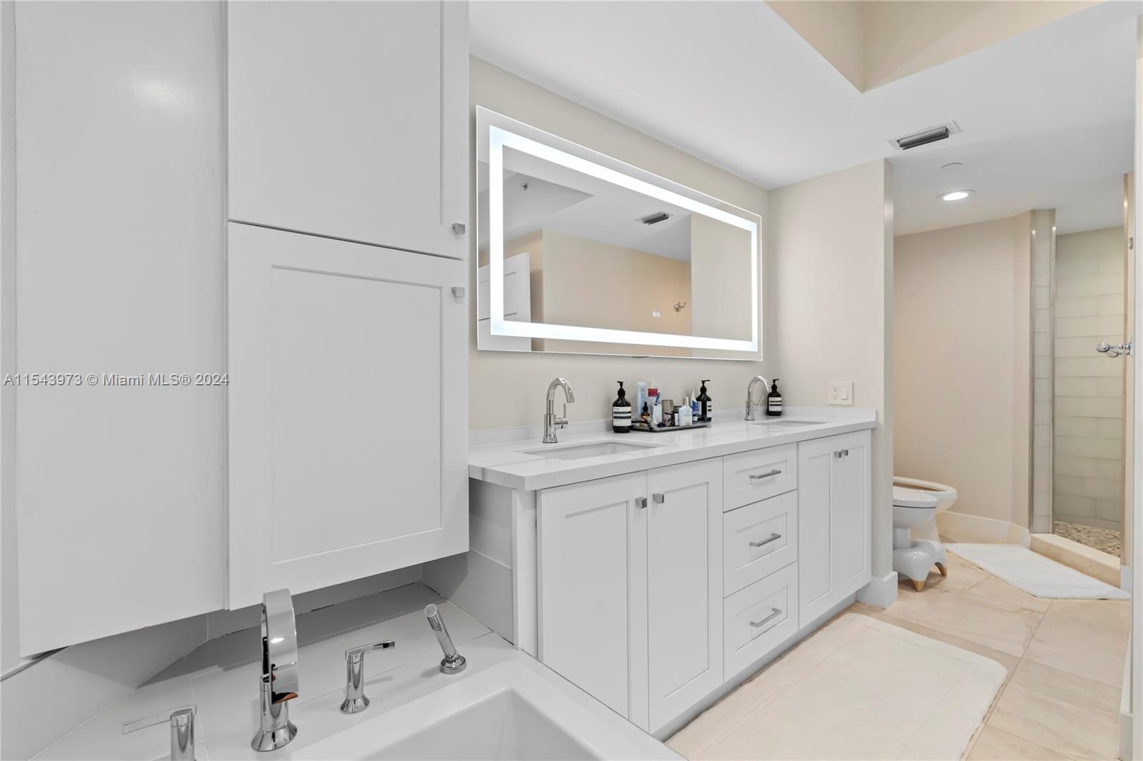 4779 Collins Ave 505, Miami Beach, Florida 33140, 2 Bedrooms Bedrooms, ,2 BathroomsBathrooms,Residentiallease,For Rent,4779 Collins Ave 505,A11543973