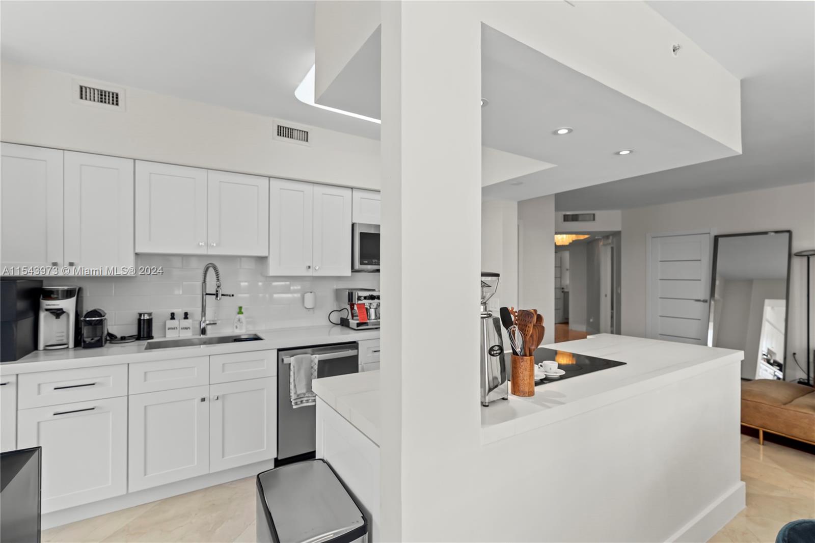 4779 Collins Ave 505, Miami Beach, Florida 33140, 2 Bedrooms Bedrooms, ,2 BathroomsBathrooms,Residentiallease,For Rent,4779 Collins Ave 505,A11543973