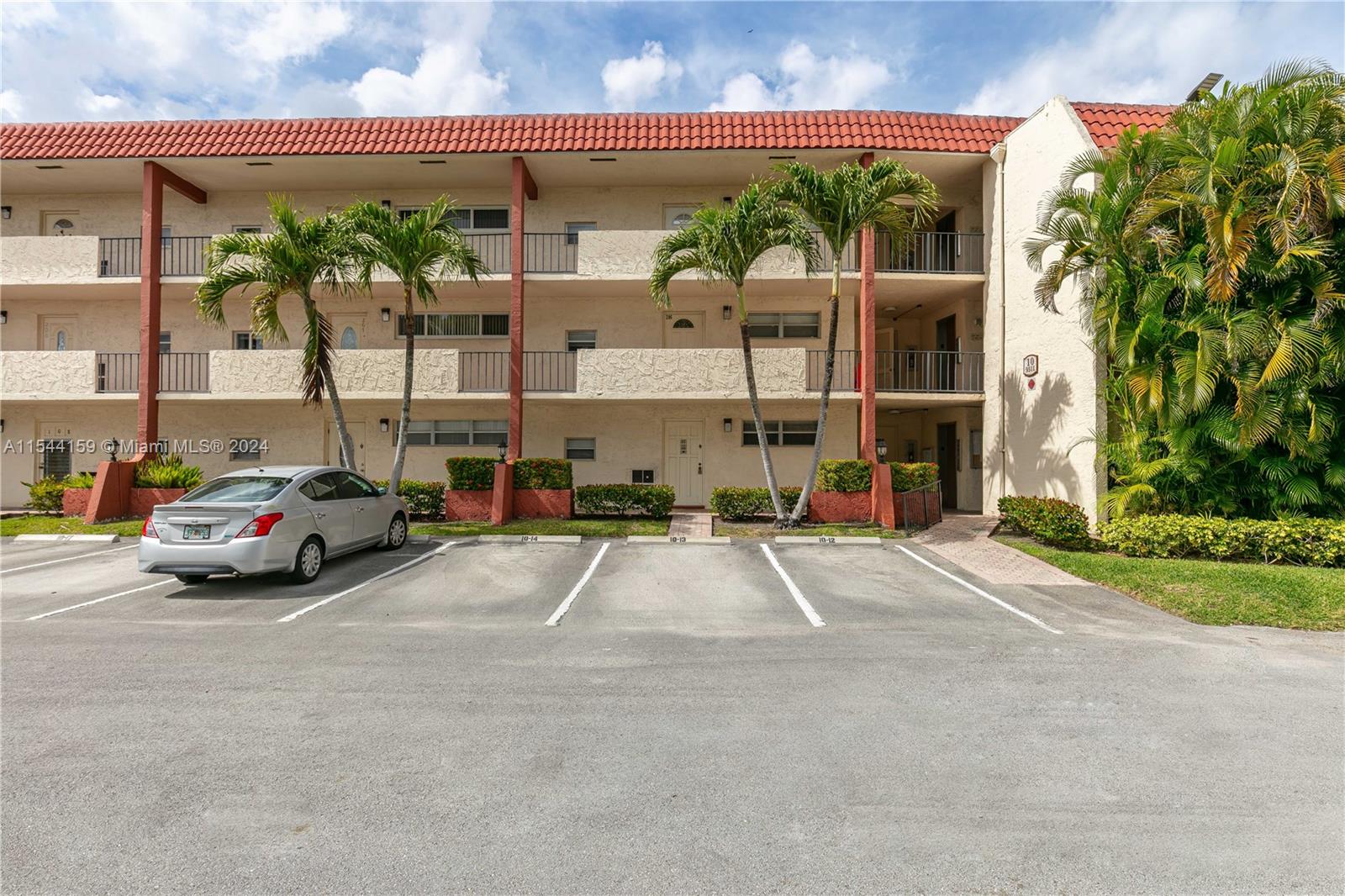 Apts en Pembroke Pines Nuevos Listados. En Venta, Comunidad, Vecindario