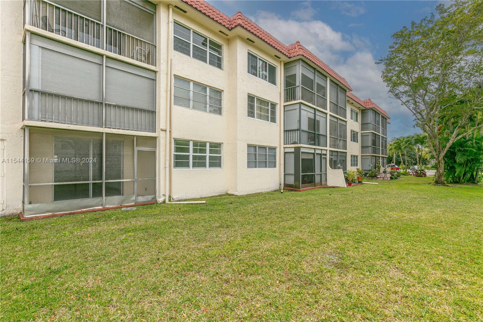 9511 Hollybrook Lake Dr, Pembroke Pines, FL, 33025 United States, 1 Bedroom Bedrooms, ,1 BathroomBathrooms,Residential,For Sale,Hollybrook Lake Dr,A11544159