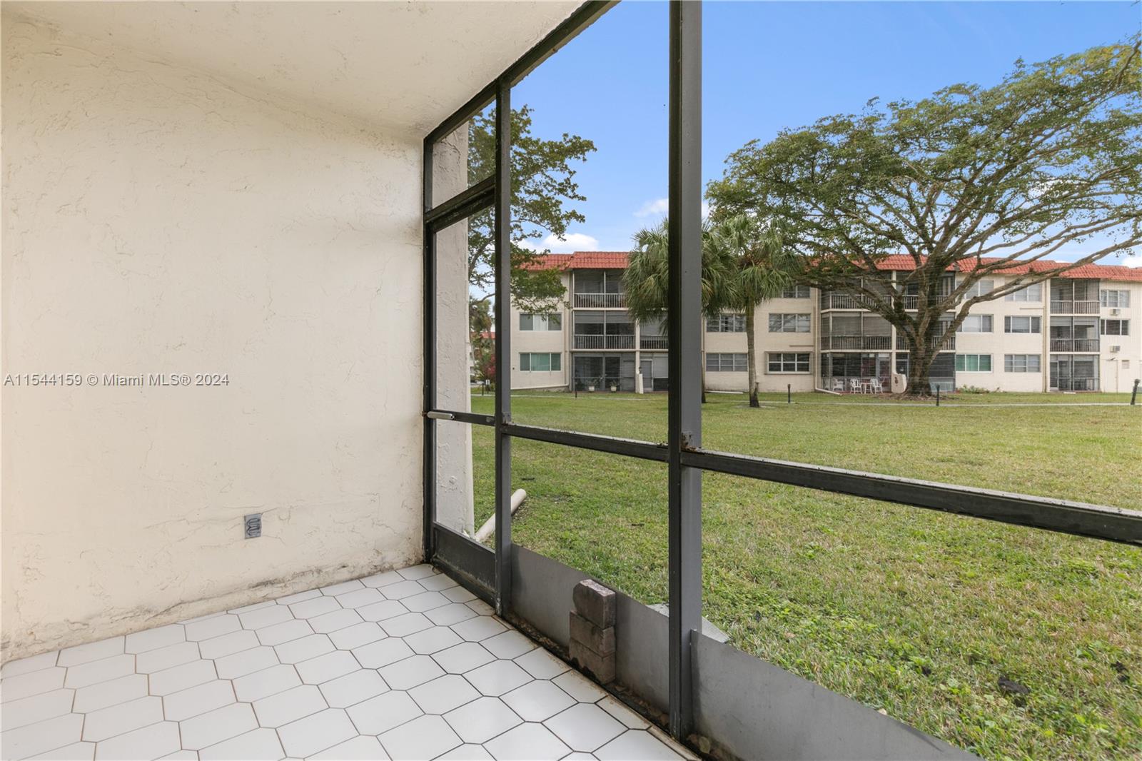 9511 Hollybrook Lake Dr, Pembroke Pines, FL, 33025 United States, 1 Bedroom Bedrooms, ,1 BathroomBathrooms,Residential,For Sale,Hollybrook Lake Dr,A11544159