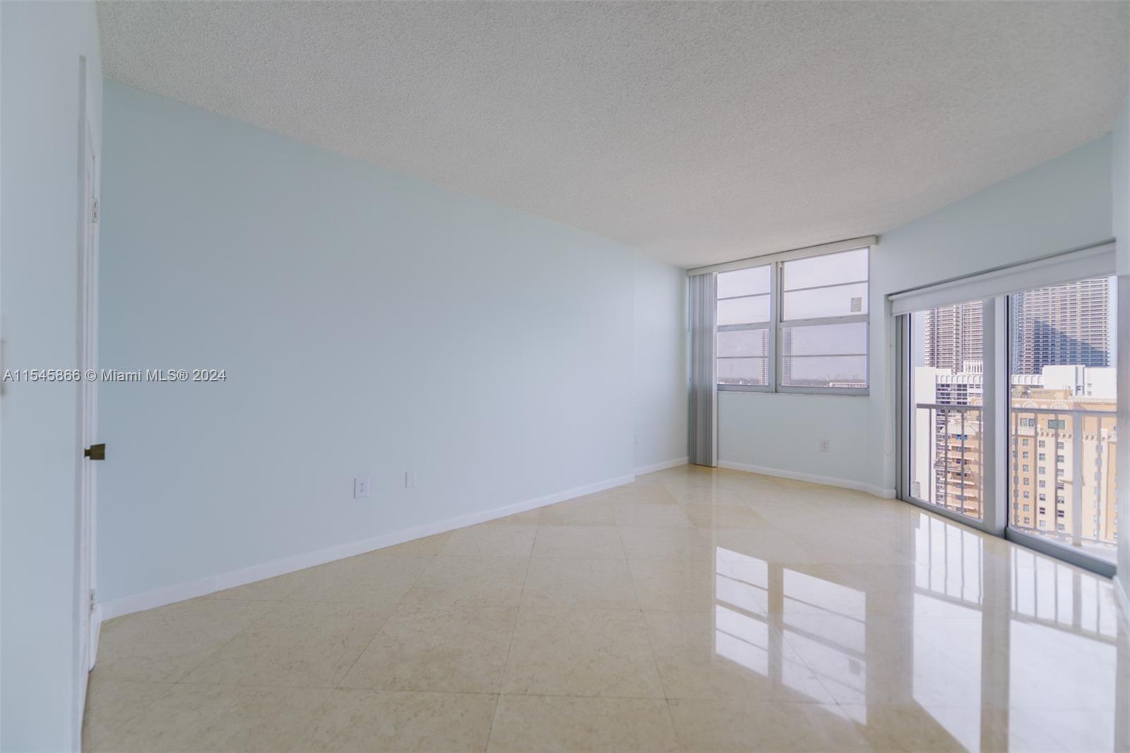 LARGE BEDROOM WITH WALK IN CLOSET