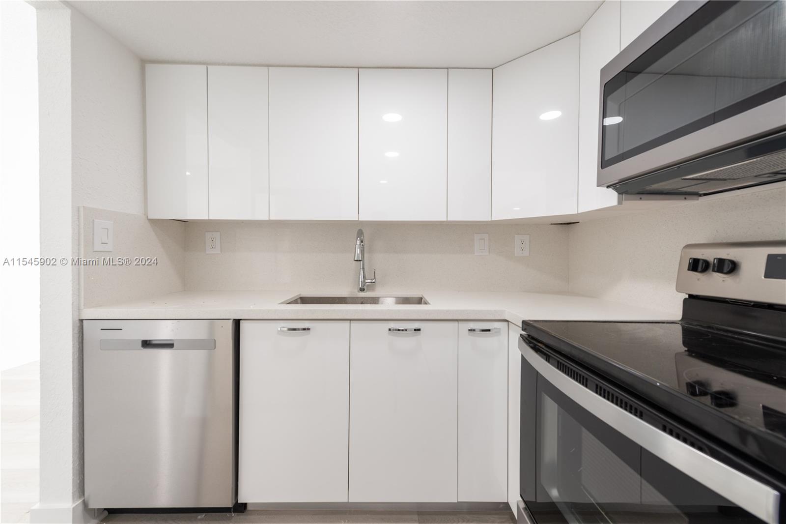 911 E Ponce De Leon Blvd 1401, Coral Gables, Florida 33134, 2 Bedrooms Bedrooms, ,2 BathroomsBathrooms,Residentiallease,For Rent,911 E Ponce De Leon Blvd 1401,A11545902