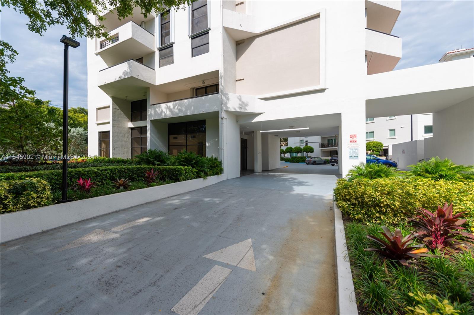 911 E Ponce De Leon Blvd 1401, Coral Gables, Florida 33134, 2 Bedrooms Bedrooms, ,2 BathroomsBathrooms,Residentiallease,For Rent,911 E Ponce De Leon Blvd 1401,A11545902