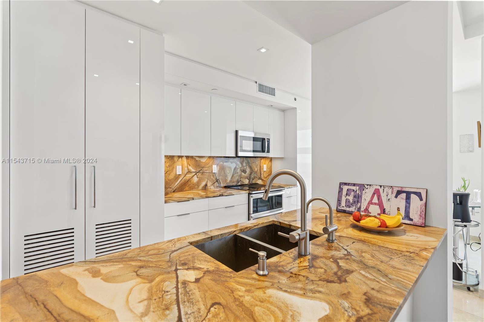 4201 Collins Ave 2002, Miami Beach, Florida 33140, 2 Bedrooms Bedrooms, ,2 BathroomsBathrooms,Residentiallease,For Rent,4201 Collins Ave 2002,A11543715