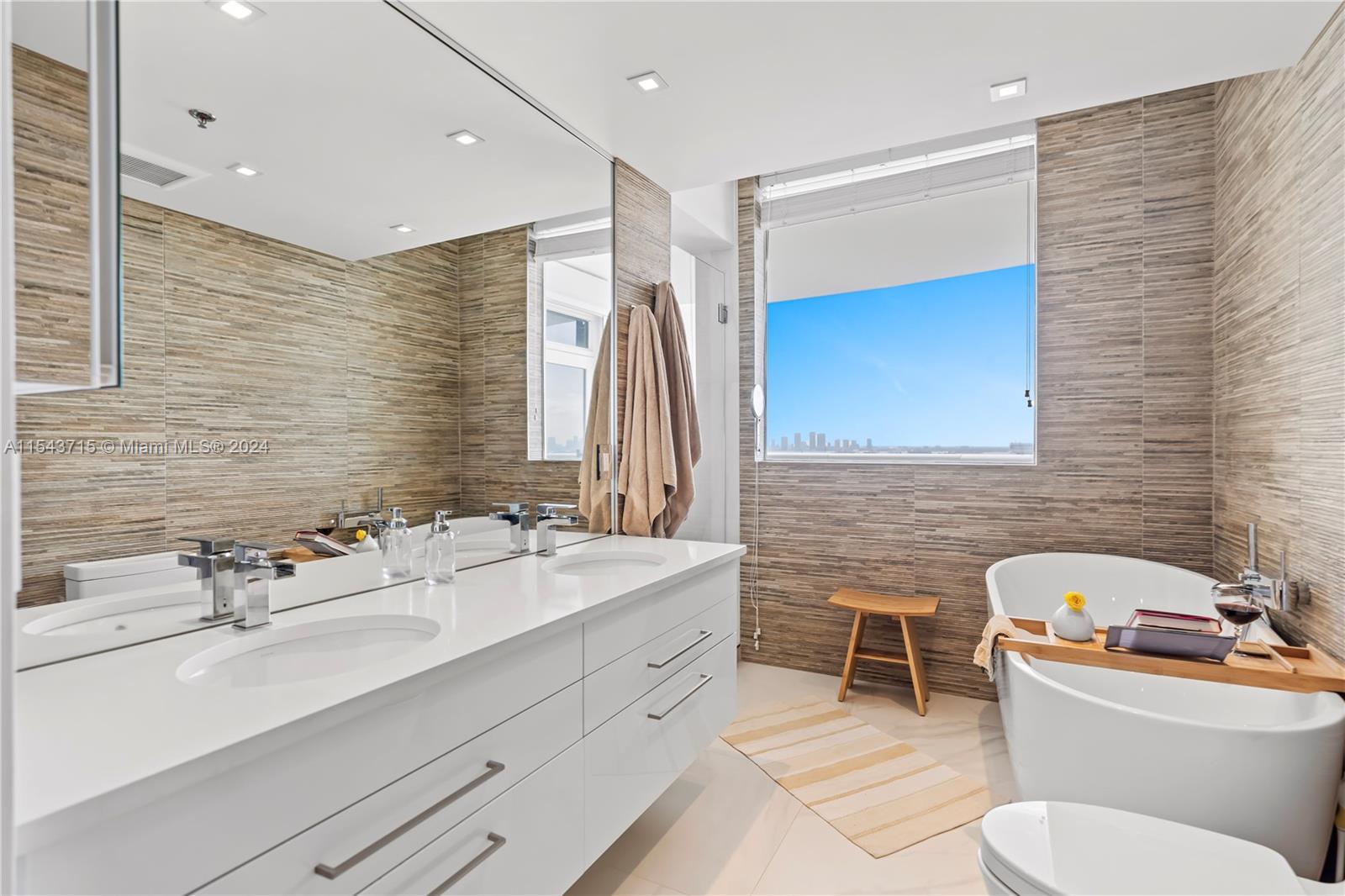 4201 Collins Ave 2002, Miami Beach, Florida 33140, 2 Bedrooms Bedrooms, ,2 BathroomsBathrooms,Residentiallease,For Rent,4201 Collins Ave 2002,A11543715