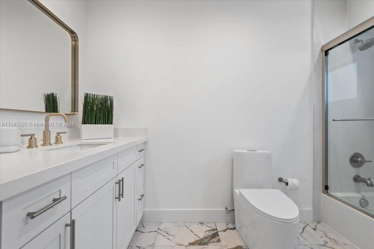 In Suite Bathroom to 2nd Bedroom