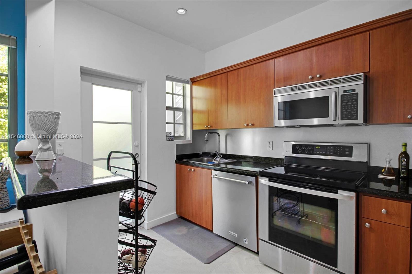 901 3rd St 3, Miami Beach, Florida 33139, 2 Bedrooms Bedrooms, ,2 BathroomsBathrooms,Residentiallease,For Rent,901 3rd St 3,A11546060
