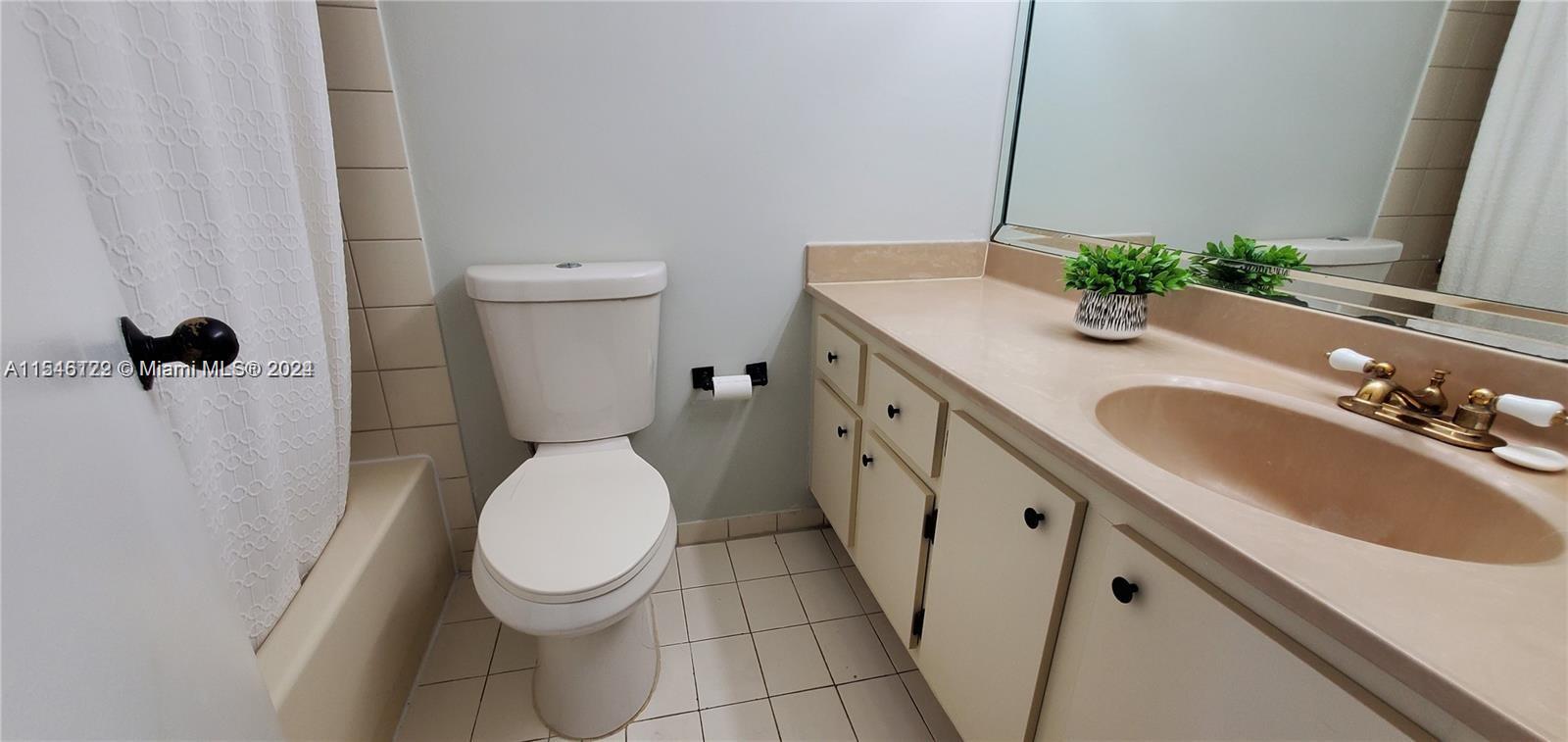 2457 Collins Ave 606, Miami Beach, Florida 33140, 2 Bedrooms Bedrooms, ,2 BathroomsBathrooms,Residentiallease,For Rent,2457 Collins Ave 606,A11546122