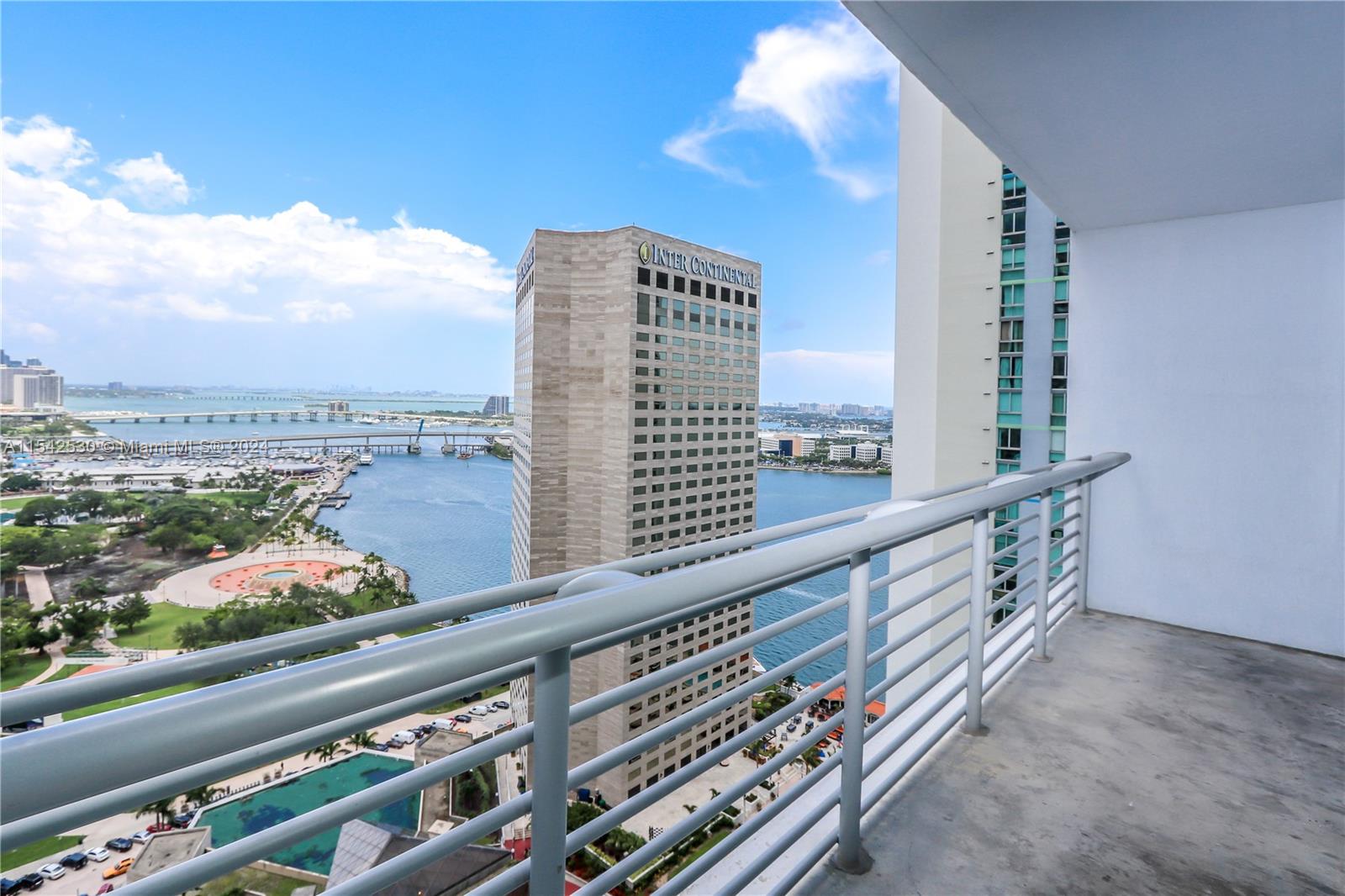 Beautiful studio overlooking Biscayne Bay and Bayfront Park. Unit comes with wood finished kitchen cabinets and
marble bath. Bldg amenities includes: 2 pools, 2 gyms, Jacuzzi, 2 party rooms, café, 24 hrs security, valet and
concierge. Centrally located within minutes to SoBe, Grove, Gables and Airport.