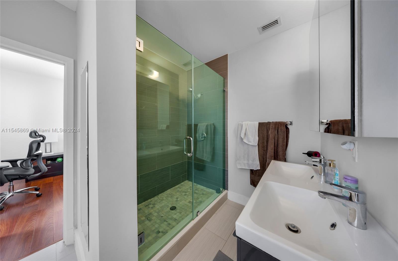 305 NE 24th St 2, Miami, Florida 33137, 2 Bedrooms Bedrooms, ,2 BathroomsBathrooms,Residentiallease,For Rent,305 NE 24th St 2,A11545869