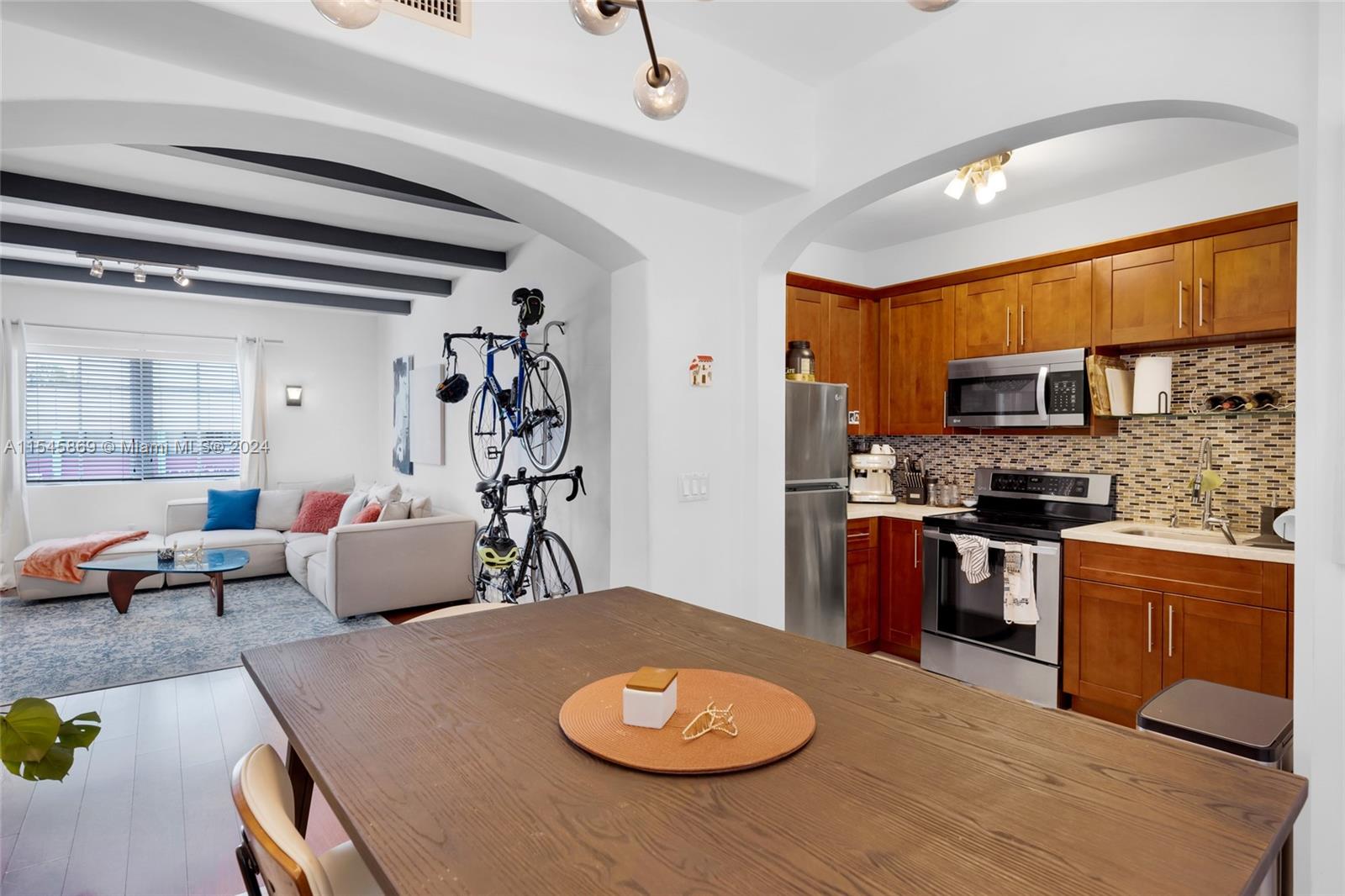 305 NE 24th St 2, Miami, Florida 33137, 2 Bedrooms Bedrooms, ,2 BathroomsBathrooms,Residentiallease,For Rent,305 NE 24th St 2,A11545869