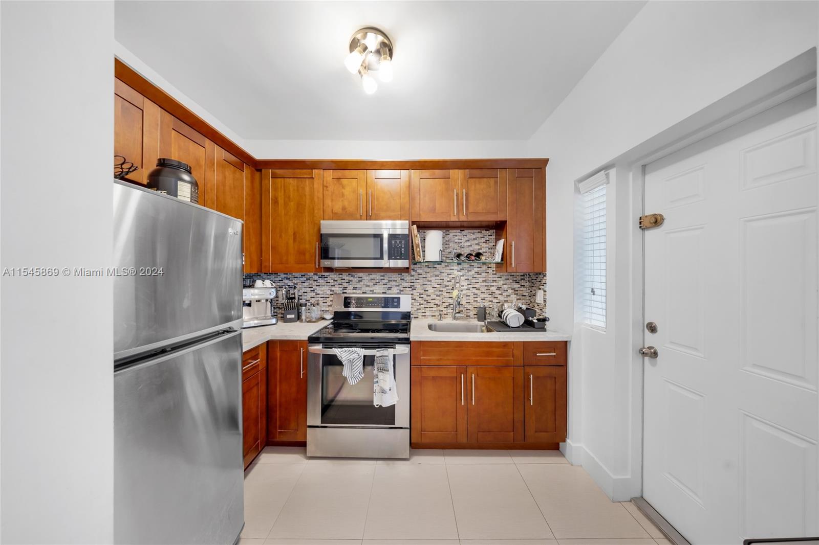 305 NE 24th St 2, Miami, Florida 33137, 2 Bedrooms Bedrooms, ,2 BathroomsBathrooms,Residentiallease,For Rent,305 NE 24th St 2,A11545869