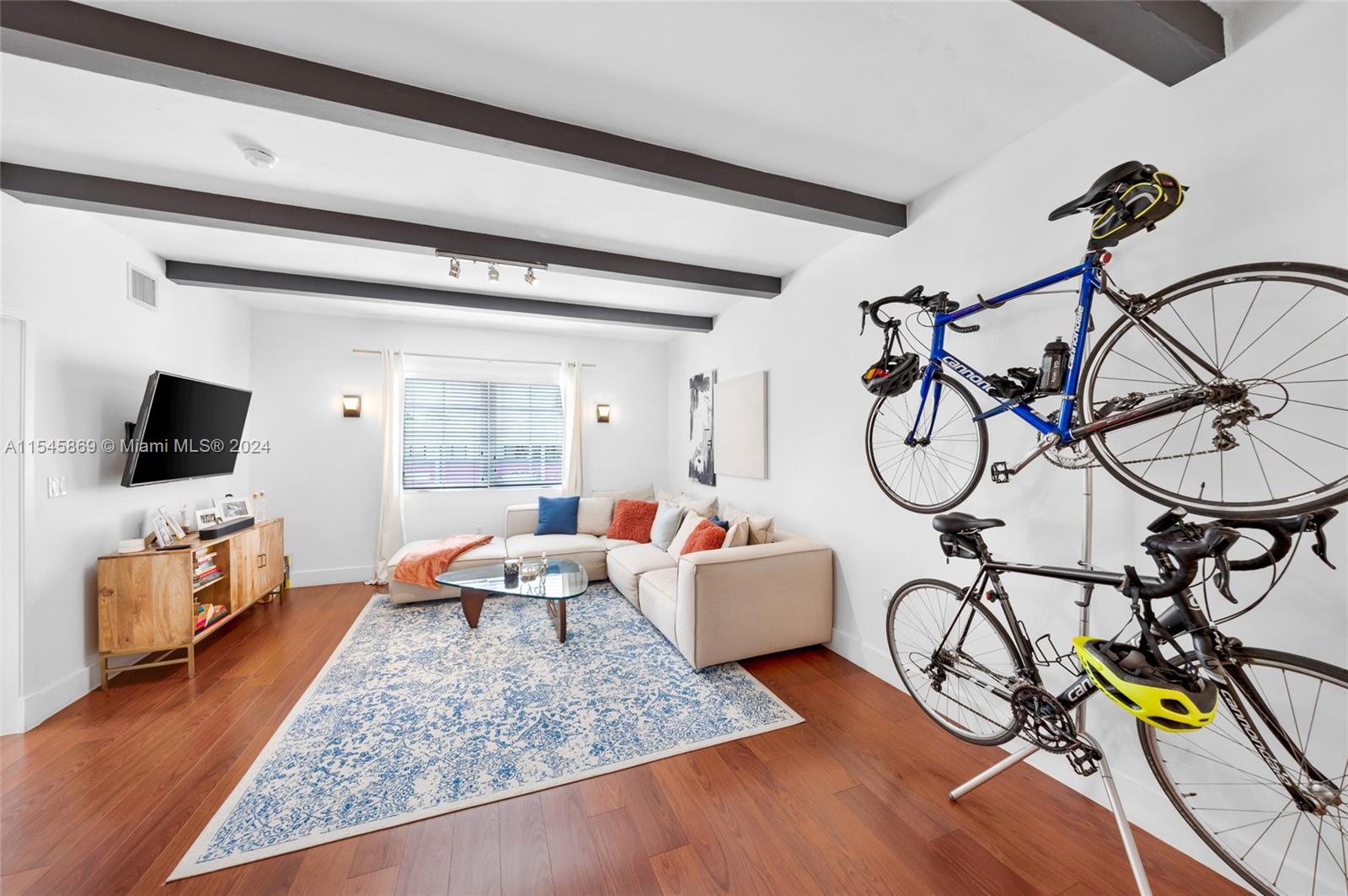 305 NE 24th St 2, Miami, Florida 33137, 2 Bedrooms Bedrooms, ,2 BathroomsBathrooms,Residentiallease,For Rent,305 NE 24th St 2,A11545869