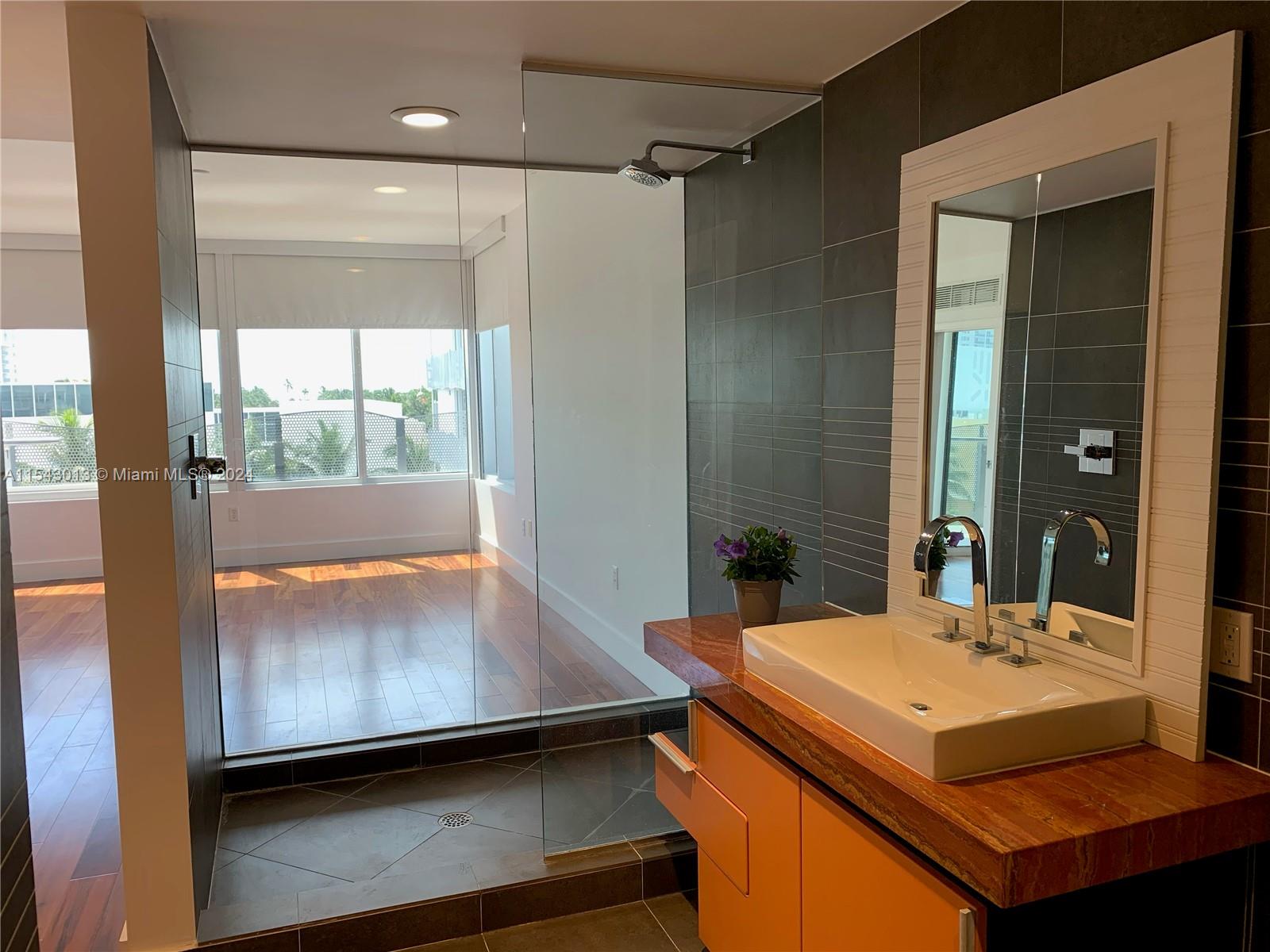 2155 Washington Ct 501, Miami Beach, Florida 33139, 2 Bedrooms Bedrooms, ,2 BathroomsBathrooms,Residentiallease,For Rent,2155 Washington Ct 501,A11543013